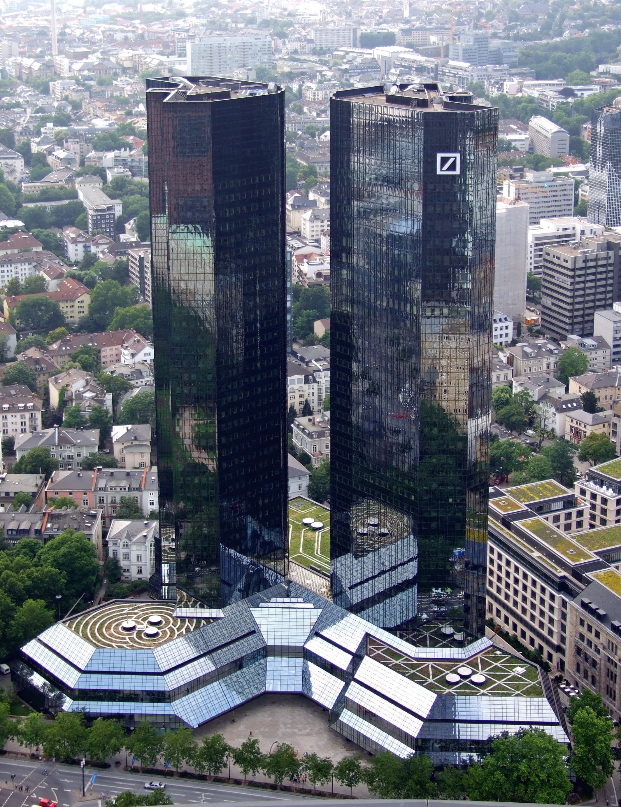 Die beiden Deutsche-Bank-Türme im Frankfurter Bankenviertel