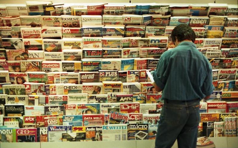 Ein Leser vor einem Zeitungs- und Zeitschriftenregal in Göttingen im Jahr 1988